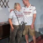 Influenciador e modelo positivo do corpo Felicity Hayward posou para uma foto com o Arsenal Star Declan Rice em um evento de lançamento para o terceiro kit da Adidas Arsenal na semana passada - e a imagem rapidamente se tornou viral 'por todos os motivos errados'