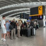 O ONS disse que as tarifas aéreas subiram 30,2% entre junho e julho. O aeroporto de Heathrow é retratado