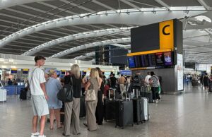 O que O ONS disse que as tarifas aéreas subiram 30,2% entre junho e julho. O aeroporto de Heathrow é retratado