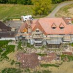 Hoje: toda a fachada da casa falsa é revestida de andaimes com materiais de construção, incluindo tábuas de madeira, espalhadas na calçada