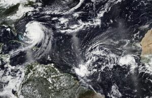 Depois Uma imagem de satélite lançada pela NASA mostra o furacão Erin sobre o Oceano Atlântico ontem