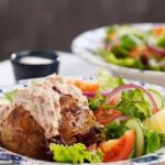 Adam Gale ficou desanimado quando descobriu que os edifícios de Rodboro, seu pub regular em Guildford, Surrey, tinham atum aparecido no menu