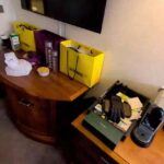 Imagens de vídeo extraordinárias obtidas pelo Daily Mail de um quarto de hotel de requerente de asilo no Thistle City Barbican Show Selfridges Sacos e Luxo Voss Water Garrafs