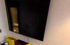 UM Imagens de vídeo extraordinárias obtidas pelo Daily Mail de um quarto de hotel de requerente de asilo no Thistle City Barbican Show Selfridges Sacos e Luxo Voss Water Garrafs