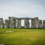 Um dos maiores mistérios em torno de Stonehenge é como algumas das pedras menores, que ainda pesam mais de três toneladas, foram transportadas para lá