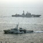 Royal Navy Warship HMS Trent e um helicóptero Wildcat têm embarcações russas sombreadas através de águas britânicas (foto)