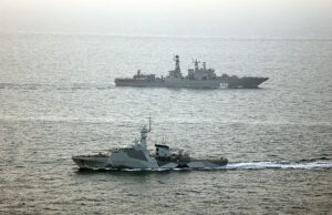 H Royal Navy Warship HMS Trent e um helicóptero Wildcat têm embarcações russas sombreadas através de águas britânicas (foto)