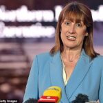 A chanceler Rachel Reeves está traçando um 'ataque fiscal furtivo' aos trabalhadores no próximo orçamento, enquanto ela procura conectar um buraco negro de £ 50 bilhões nas finanças públicas