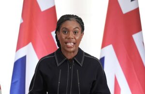 O Kemi Badenoch (foto) tem sido frequentemente acusado de preguiça e não chegar a tempo - dois estereótipos direcionados aos africanos ocidentais no passado