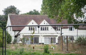 UM Uma mansão abandonada (foto) em Ruddington, Nottinghamshire, foi abandonada por seu proprietário após uma série de breaks