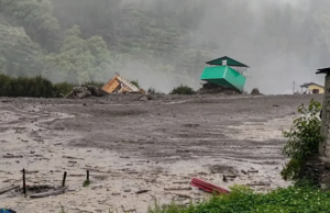274 Evacuados, 50 foram perdidos porque inundações em seções de Utarun 274 Evacuados, 50 foram perdidos porque inundações em seções de Utarun