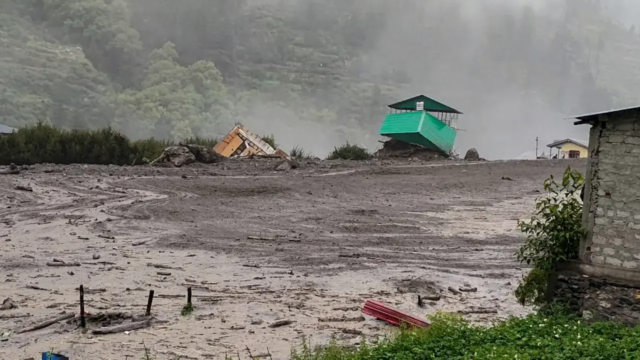 274 Evacuados, 50 foram perdidos porque inundações em seções de Utarun

