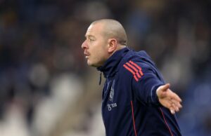 3 Habilidades do Manchester United Sub-21 em beira de partida, um previsto para ser transferência de longo prazo Harry Amass perseguindo a bola pelo Manchester United.