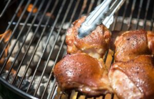 3 deliciosos pratos de carne para grelhar no seu dia de fim de semana do dia do laboratório O porco mojo marinado Deais fica em uma cama feita de verde bebê acompanhado por medley de feijão preto de arroz e laranjas cortadas. (Foto de Nick Koon, Orange County Register/Scng)