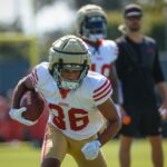 Junior Bergen, grande receptor e especialista em retorno do San Francisco 49ers, fala durante uma conferência de imprensa no estádio Levi's em Santa Clara, Califórnia, na terça -feira, 12 de agosto de 2025 (Shae Hammond/Bay Area News Group).