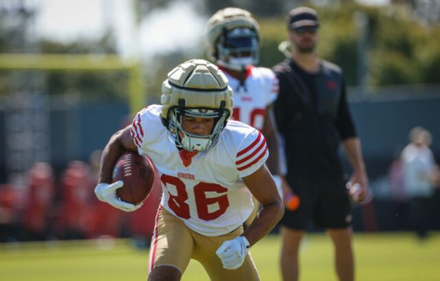 Junior Bergen, grande receptor e especialista em retorno do San Francisco 49ers, fala durante uma conferência de imprensa no estádio Levi's em Santa Clara, Califórnia, na terça -feira, 12 de agosto de 2025 (Shae Hammond/Bay Area News Group).