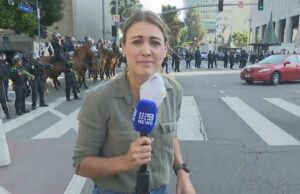 60 minutos, 9News escapam vários escritórios Lauren Tomasi foi baleada na perna com uma bala de borracha por líderes de um funcionário no ombro direito.