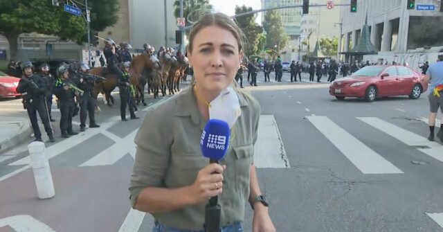 Lauren Tomasi foi baleada na perna com uma bala de borracha por líderes de um funcionário no ombro direito.