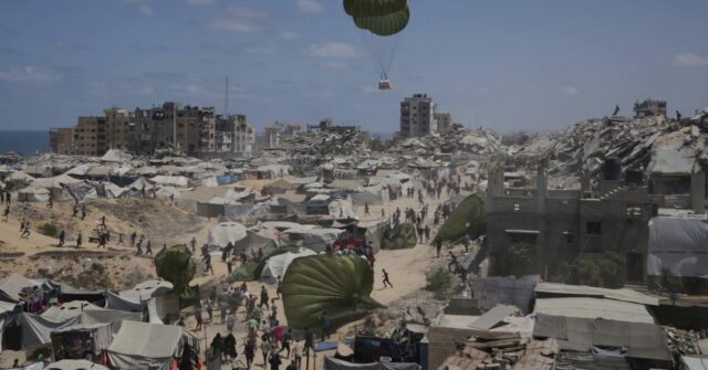 Os edifícios são destruídos em Israel, Terra e Stant no norte de Gaza, como visto pelo sul de Israel, sexta -feira, 8 de junho de 2025. (AP Photo / Leo Correa)
