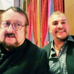 Steve Wright (à esquerda) com seu amigo e colega Anthony James (à direita)