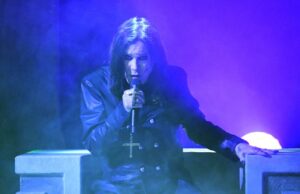 A BBC relata que a família de Ozzy Osbourne gostaria de ‘esperar um pouco mais’ antes do lançamento do documentário. A BBC relata que a família de Ozzy Osbourne gostaria de 'esperar um pouco mais' antes do lançamento do documentário.