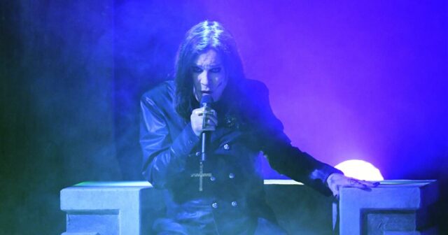 A BBC relata que a família de Ozzy Osbourne gostaria de 'esperar um pouco mais' antes do lançamento do documentário.



