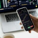 Uma pessoa que usa a interface do pássaro ferroviário. A CFTC concede