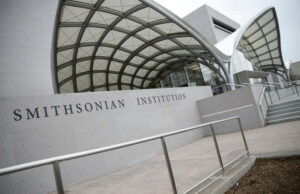 A Casa Branca lançou a Smithsoniana Review para “garantir o alinhamento” A Casa Branca lançou a Smithsoniana Review para "garantir o alinhamento"