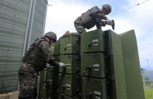 A Coréia do Sul lidera os falantes para a fronteira com o norte A Coréia do Sul lidera os falantes para a fronteira com o norte