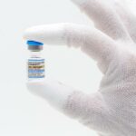 A FDA aprovou a tiro covid-19 atualizada, mas o acesso limitado a alguns adultos e crianças