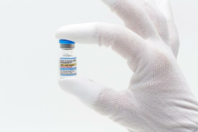A FDA aprovou a tiro covid-19 atualizada, mas o acesso limitado a alguns adultos e crianças



