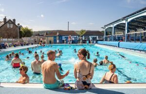 A Grã -Bretanha estará mais quente que Bali como nação de 34c Heatwave Grip com “Tropical Nights”, Thundersters e Amber Healt Health Alert Nadadores na piscina ao ar livre de Hatherage em Hope Valley no Peak District hoje