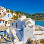 Espere edifícios brancos, piqueniques de famílias locais em praias, vendedores de frutas com caminhões velhos enferrujados e excelentes preços de hotéis em Skopelos