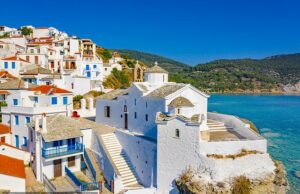 A Ilha Grega Secreta, onde você pode passar férias como uma estrela de Hollywood por quase nada – por via aérea apenas £ 75, estadia de um hotel de uma semana por £ 200 e um litro de vinho por £ 7 Espere edifícios brancos, piqueniques de famílias locais em praias, vendedores de frutas com caminhões velhos enferrujados e excelentes preços de hotéis em Skopelos