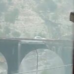 Veículos na ponte de San Giuliano, perto da pitoresca cidade de Randazzo, foram deixados em perigo enquanto atravessavam águas altas, enquanto a ponte se desintegrou parcialmente no domingo