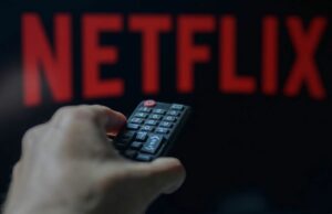 A Netflix aumenta os preços novamente para os usuários da Austrália Uma pessoa está segurando um controle remoto de TV com a Netflix visível em segundo plano na foto nesta ilustração tirada em Bruxelas, Bélgica, em 5 de maio de 2024 (foto de Jonathan Raa / Nurphoto)