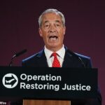 Nigel Farage (na foto no lançamento do plano da Reform UK de deportar requerentes de asilo na terça-feira) prometeu introduzir ataques de estilo americano para rastrear imigrantes ilegais que vivem na Grã-Bretanha