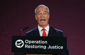 A Ni Nigel Farage (na foto no lançamento do plano da Reform UK de deportar requerentes de asilo na terça-feira) prometeu introduzir ataques de estilo americano para rastrear imigrantes ilegais que vivem na Grã-Bretanha