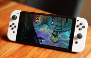 A Nintendo aumenta os preços originais para a troca de console devido às ‘condições de mercado’ The Nintendo Switch OLED on a table.