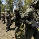 Os soldados de combate de reposição israelenses do 134º Batalhão participam de uma broca de treinamento em 8 de maio de 2024 nas alturas de Golan