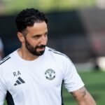 Kobbie Magoo dribla com o Manchester United Ball.