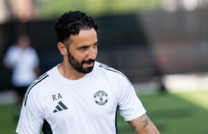 A Pire League Pundit diz que Man Utd terá o melhor jogador jovem na temporada de 2025/26, “Left Seleção” Kobbie Magoo dribla com o Manchester United Ball.