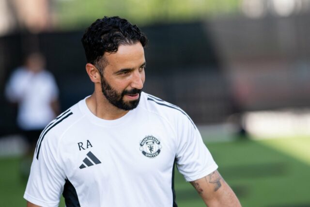 Kobbie Magoo dribla com o Manchester United Ball.