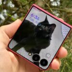 Uma pessoa que abre o Samsung Galaxy Z, Flip 7