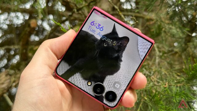 Uma pessoa que abre o Samsung Galaxy Z, Flip 7