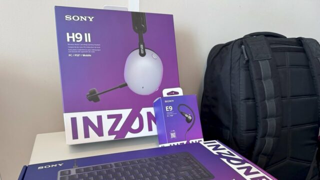 Novo fone de ouvido e fones de ouvido Sony Inzone, ao lado da mochila preta