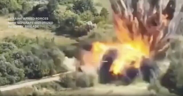 Os militares ucranianos disseram que as duas pontes perto da fronteira com a região de Kharkiv, da Ucrânia estavam sendo usadas pelos militares russos para reabastecer suas tropas.