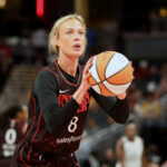 A WNBA pune Sophie Sophie de Fepring que falta dinheiro para o 2º trabalho