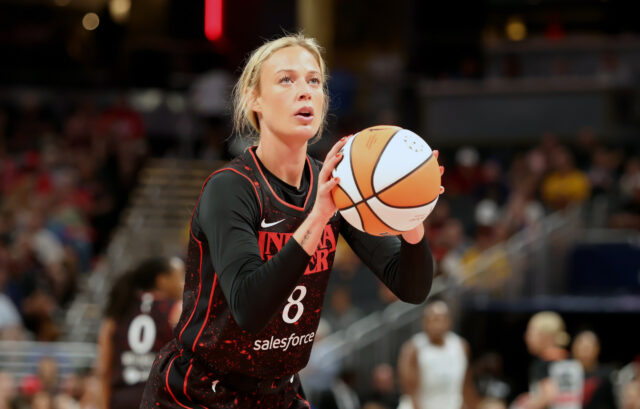 A WNBA pune Sophie Sophie de Fepring que falta dinheiro para o 2º trabalho

