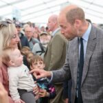 A afinidade do príncipe William com os pais se torna viral